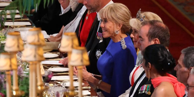Ibu negara Prancis, Brigitte Macron dalam acara jamuan kenegaraan di Inggris.