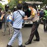 Pengendara Mobil Injak Rem Mendadak, Pemotor Banting Setir lalu Jatuh Tersungkur di Lenteng Agung