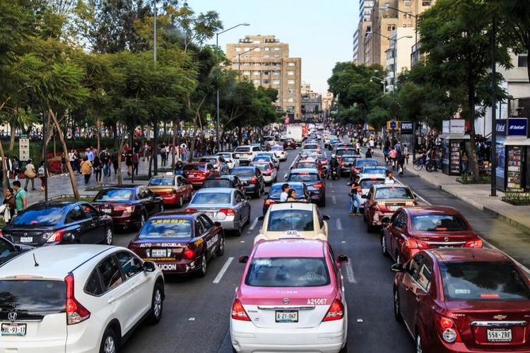 Ilustrasi sebuah jalan yang sedang macet di Mexico City