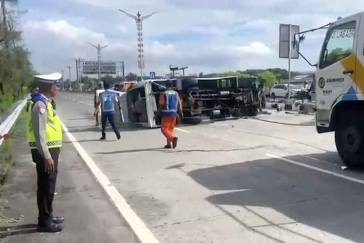 Polisi saat memantau proses evakuasi bus pariwisata yang mengalami kecelakaan tunggal Jalan Raya Pelabuhan Benoa, Kota Denpasar, Provinsi Bali, pada Jumat (5/12/2025) sekitar pukul 08.45 Wita. /Dok. Humas Polresta Denpasar
