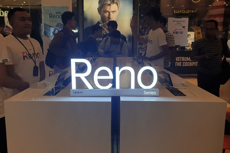 Penjualan perdana Oppo Reno 10x Zoom di Mal Central Park, Jakarta, Kamis (27/6/2019).