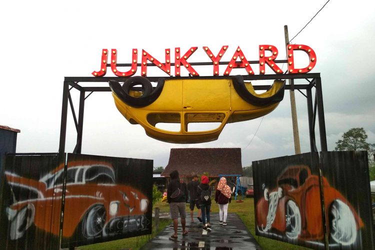 Junkyard Auto Park, di Desa Wanurejo, Kecamatan Borobudur, Kabupaten Magelang, Jawa Tengah, Sabtu (7/4/2018). 