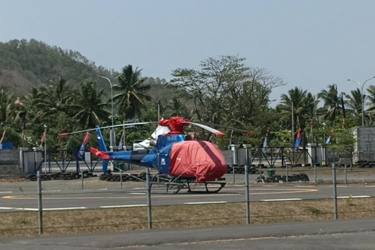 Penampakan helikopter milik Dorna terparkir di Helipad Sirkuit Mandalika, Senin (9/10/2023)