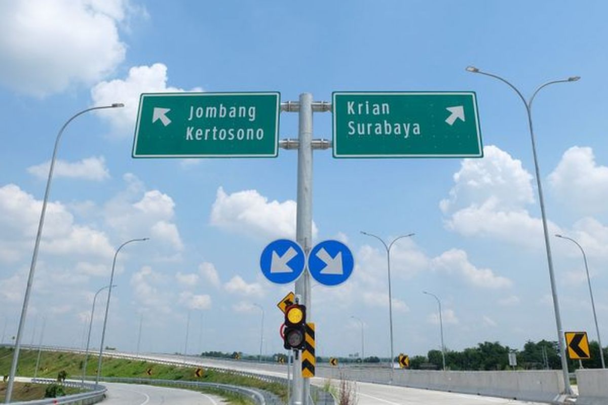 Rambu lalu lintas di Tol Jombang-Mojokerto.