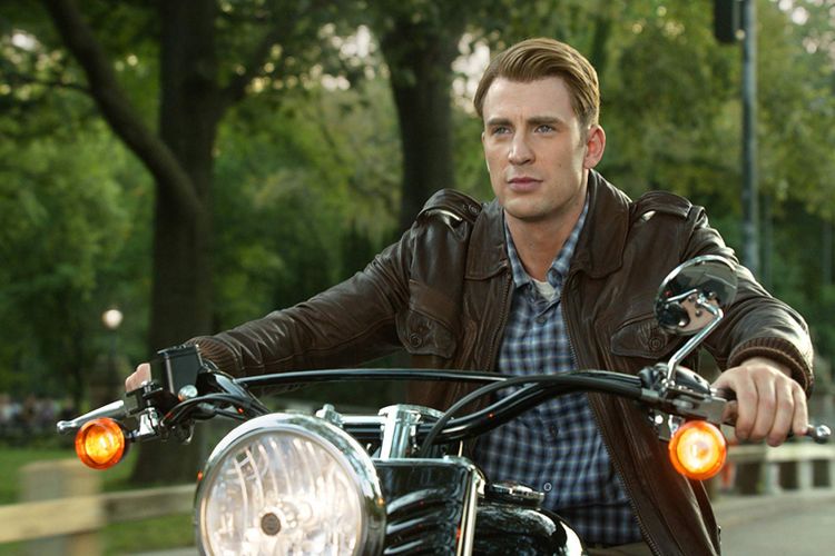 Aktor asal Amerika Serikat Chris Evans berperan sebagai Chris Rogers alias Captain America dalam film The Avengers (2012).