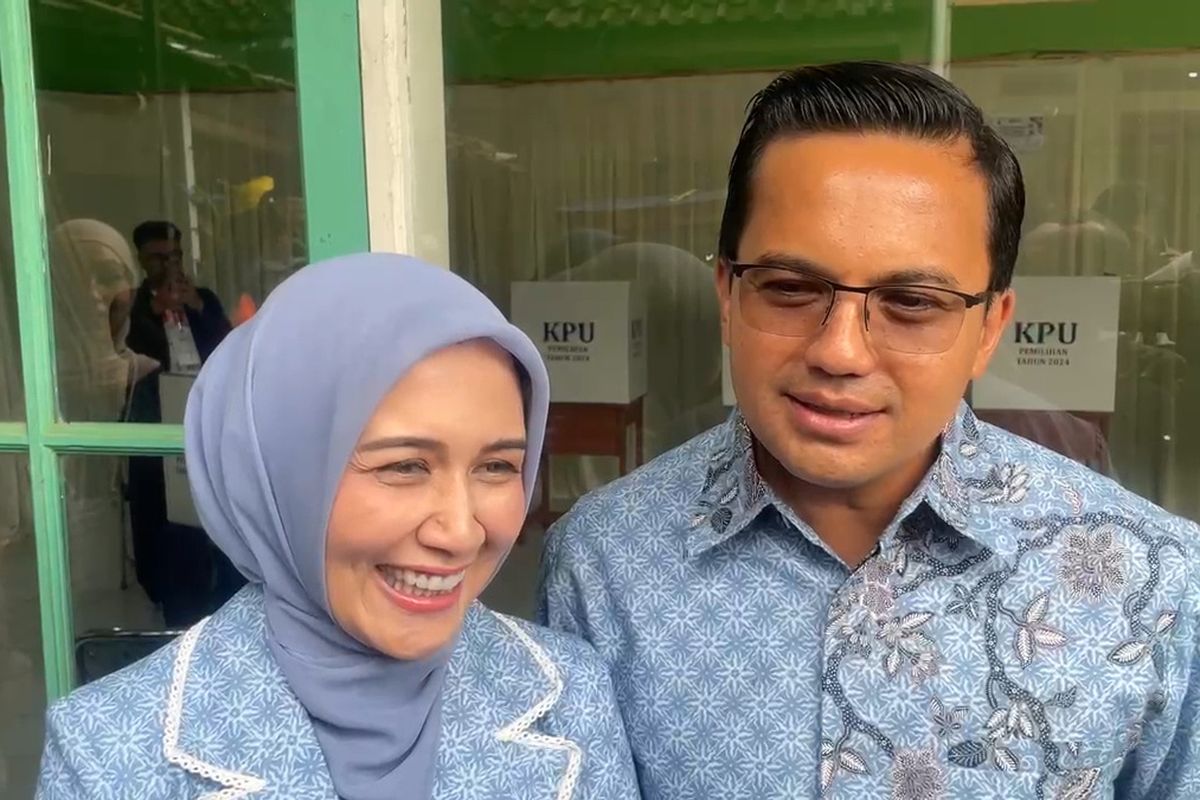 Calon Bupati Nomor urut 1Sahrul Gunawan dan Keluarga saat menggunakan hak pilihnya di TPS 14 Kampung Ciloa, Desa Pamekaran, Kecamatan Soreang, Kabupaten Bandung, Jawa Barat, Rabu (27/11/2024)