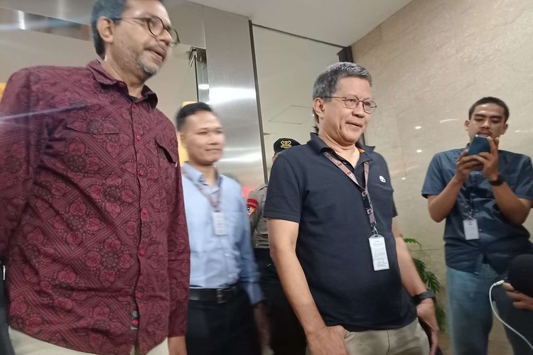 Akademisi Rocky Gerung (baju hitam) saat keluar dari pemeriksaan kasus penyebaran berita bohong yang menyebabkan keonaran di Badan Reserse Kriminal Mabes Polri, Jakarta Selatan, Rabu (13/9/2023).
