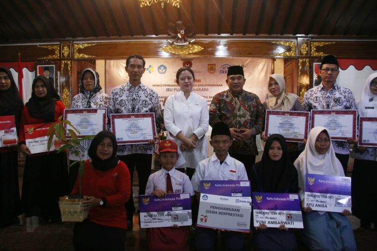 Menko PMK Puan Maharani bersama para penerima bantuan pemerintah di Pendopo Bupati Sukoharjo, Sukoharjo, Jumat (9/11/2018).