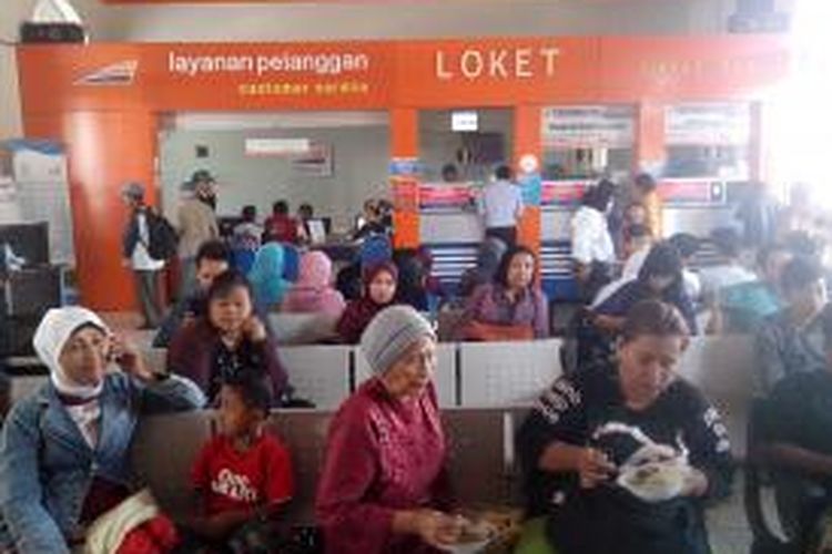 Suasana ruang tunggu stasiun kereta api Kota Kediri, Jawa Timur, Kamis (22/5/2014).