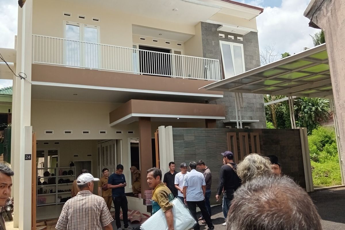 pelayat mendatangi rumah duka Yana D Putra di Jalan tentara Pelajar, Kabipaten Ciamis, Senin (25/11/2024).