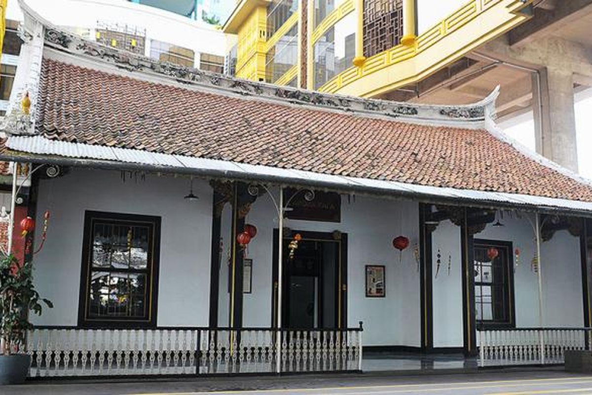 Tampak depan bangunan Gedung Candra Naya di kawasan Jalan Gajah Mada, Jakarta Barat, Selasa (27/1).