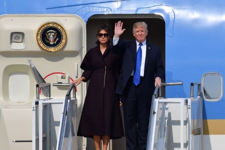 Presiden AS Donald Trump didampingi Melania Trump tiba di pangkalan militer udara Osan, Korea Selatan, Selasa (7/11/2017).