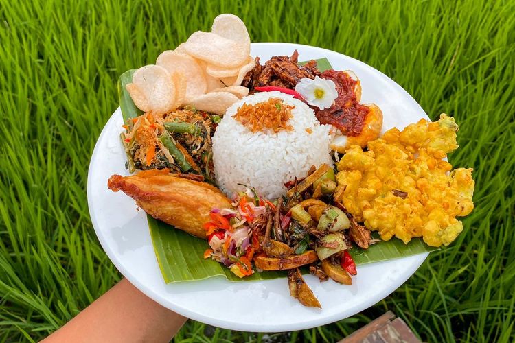 Nasi Campur, salah satu menu yang ditawarkan oleh Sawah Segar Resto & Nursery di Sentul, Bogor.