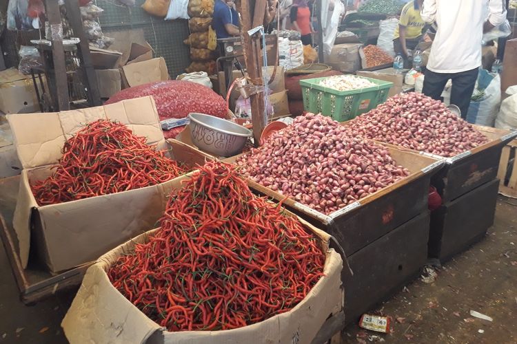 Lapak penjual cabai rawit merah dan bawang merah di Pasar Induk Kramat Jati, Jakarta Timur, Jumat (29/11/2019).