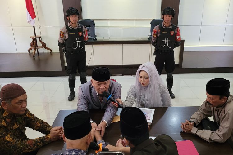 Tahanan kasus TPPO melangsungkan pernikahan di Mapolresta Banyumas, Jawa Tengah, Jumat (22/9/2023).