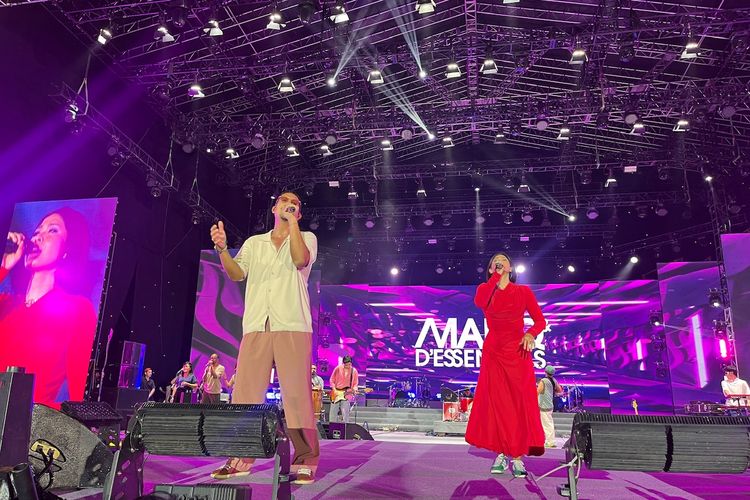 Maliq & D'Essentials saat tampil di Jakarta Fair yang berlangsung di JIEXPO Kemayoran, Jakarta Pusat, Minggu (22/6/2025).