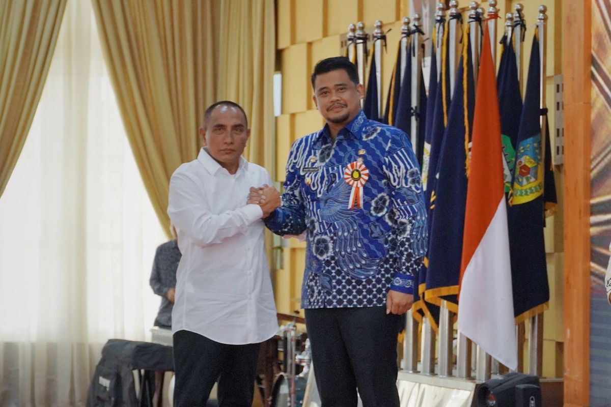 Gubernur Sumatera Utara Eddy Rahmayadi memberikan Lencana Penghargaan Produktivitas Siddhakarya Tingkat Provinsi Sumatera Utara Tahun 2022 kepada Wali Kota Medan Bobby Nasution di Aula T Rizal Nurdin di Jalan Sudirman Medan, Selasa (15/11/2022).