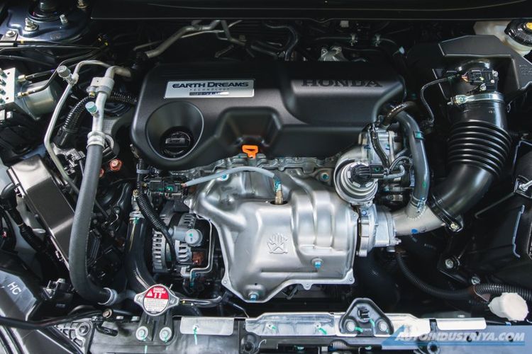 Tampilang ruang mesin Honda CR-V facelift, yang mengusung mesin diesel.