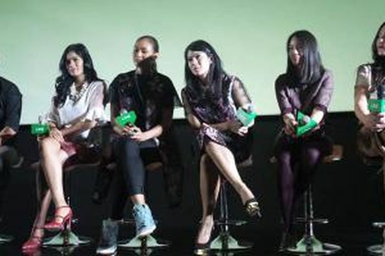 Pemeran film Ada Apa dengan Cinta berkumpul di konferensi pers di Jakarta, Rabu (5/11/2014).