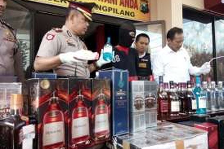 Minuman keras palsu diamankan Polsek Karang Pilang Surabaya, Senin (16/5/2016)
