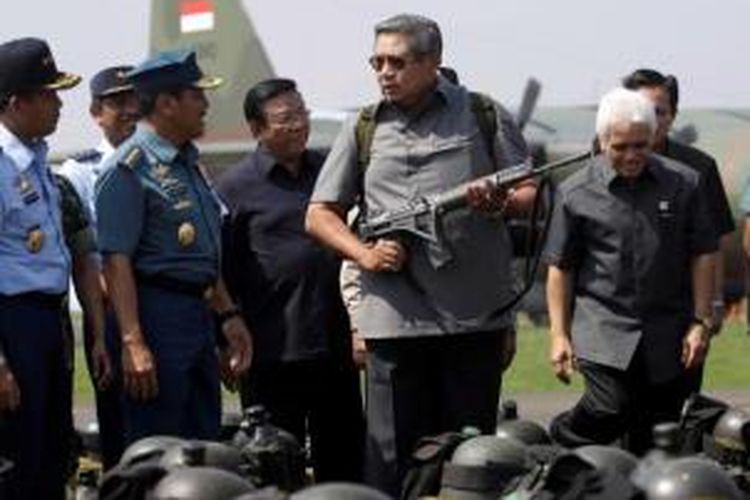 Presiden Susilo Bambang Yudhoyono, memegang senapan serbu saat ia memeriksa gugus tugas yang akan dikerahkan membantu memerangi kebakaran hutan di Riau, di Pangkalan Udara Halim Perdanakusuma, Jakarta, 25 Juni 2013.