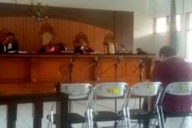 Edison Marudut Marsadauli Siahaan, terdakwa kasus suap terhadap mantan Gubernur Riau, Annas Mamun tengah mendengarkan pembacaan tuntutan oleh jaksa penuntur umum dari KPK pada sidang di Pengadilan Tipikor Bandung, Rabu (14/12/2016).