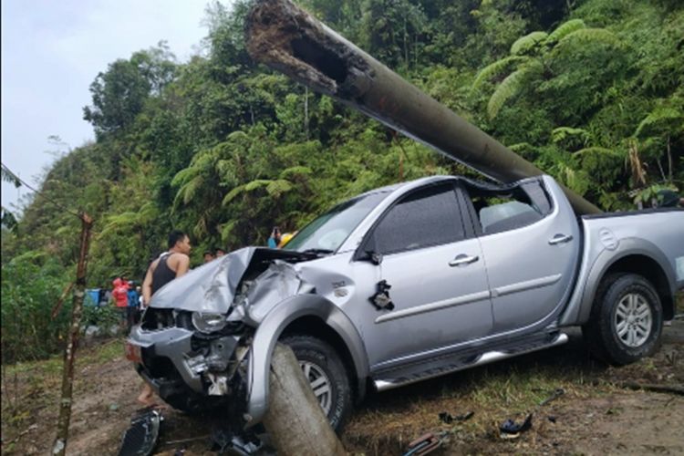 Tiang listrik tumbang ditabrak mobil plat merah. Jaringan kabel berserakan di lokasi.