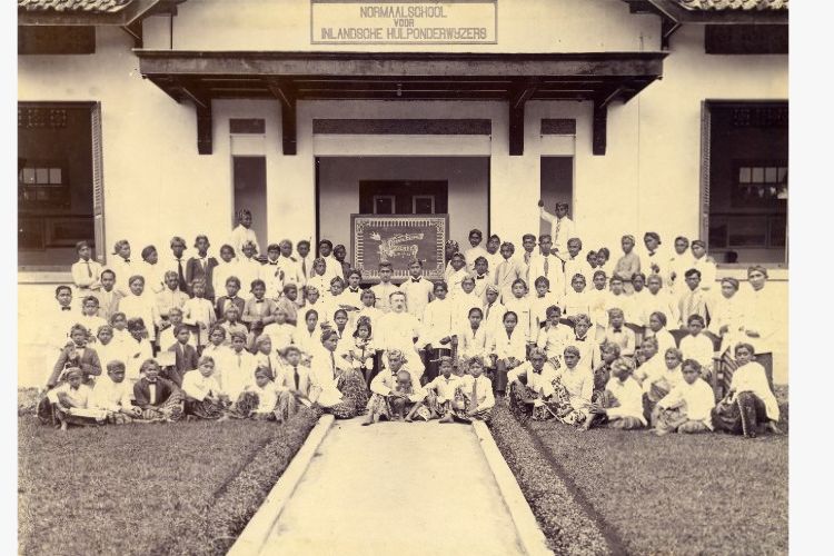 Foto guru Eropa dengan siswa untuk asisten guru pribumi' di  Jember yang diambil sekitar tahun 1923

