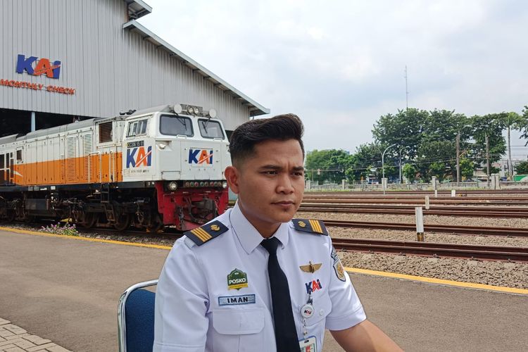 Nur Iman (32), masinis Kereta Api Indonesia (KAI) yang selalu bertugas saat mudik, dan tidak pernah kumpul dengan keluarga pada hari Lebaran. 