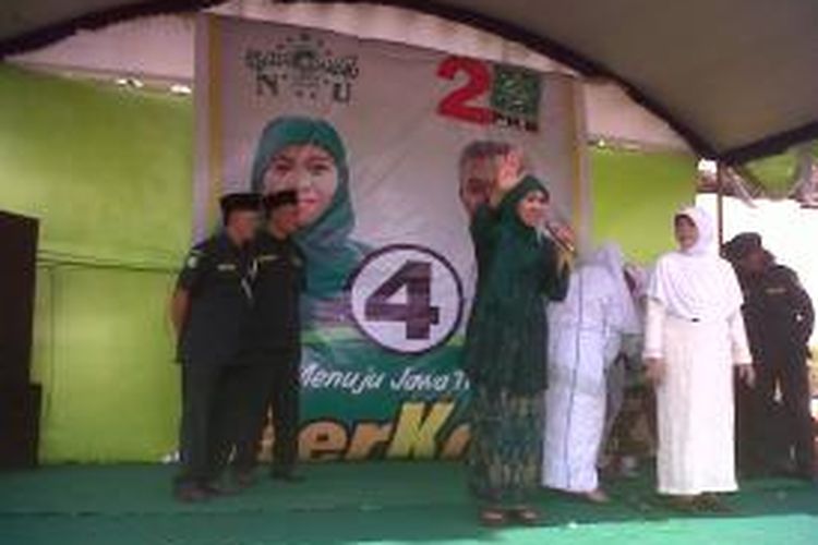 Calon gubernur Jawa Timur Khofifah Indar Parawansah berkampanye di Lapangan Kandat, Kediri, Jawa Timur, Selasa (13/8/2013).
