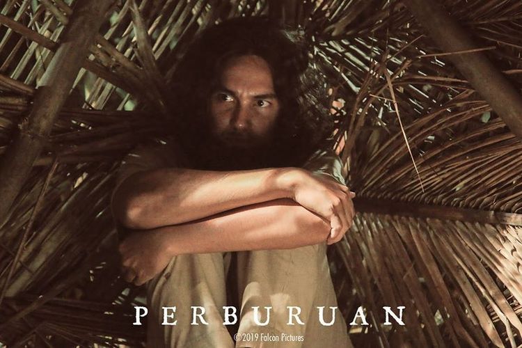 Salah satu adegan dalam film Perburuan yang dibintangi Adipati Dolken dan Ayushita.