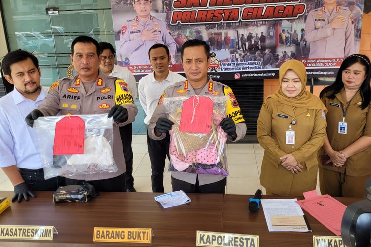 Ungkap kasus pembunuhan bayi di Mapolresta Cilacap, Jawa Tengah, Senin (25/3/2024).