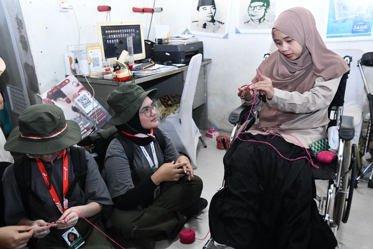 Pertamina Berdayakan Difabel Kampung Rajut Binong Jati lewat Program TJSL