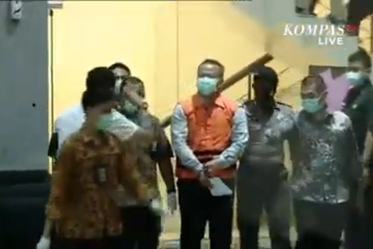 Menteri Kelautan dan Perikanan mengenakan rompi tahanan oranye di Gedung Merah Putih KPK usai ditangkap KPK, Rabu (25/11/2020).