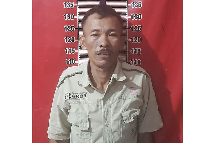Tersangka Jono (41) pelaku pembunuhan Rian Saputra (21) saat ditangkap polisi.