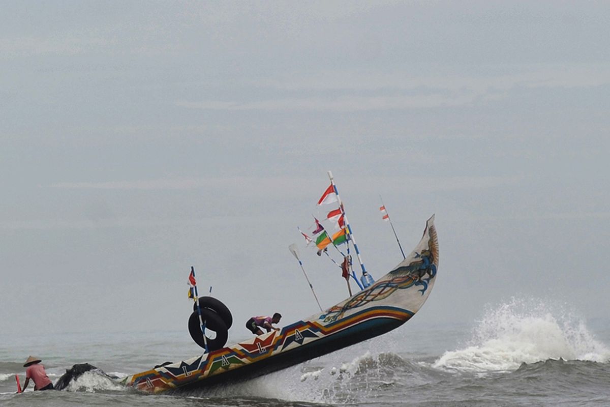 Perahu nelayan diterjang ombak di perairan Pantai Air Manis, Padang, Sumatera Barat, Rabu (27/5/2020). Nelayan mengaku kesulitan pergi ke laut akibat gelombang pasang yang terjadi sejak dua hari terakhir di daerah itu. ANTARA FOTO/Iggoy el Fitra/aww.