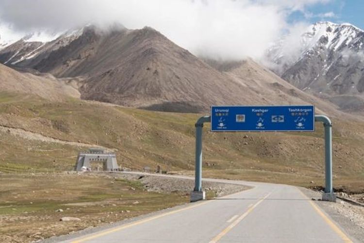 Mesin ATM tertinggi di dunia terletak di perbatasan Khunjerab Pass antara China dan Pakistan.