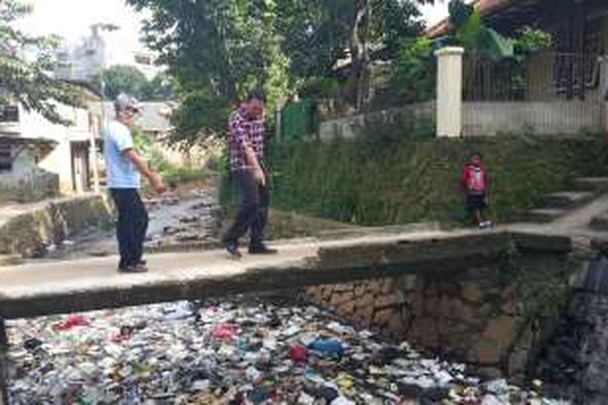 Calon gubernur DKI Jakarta Basuki Tjahaja Purnama (Ahok) meninjau sebuah kali yang kotor dan berbau di Kelurahan Cililitan, Kramatjati, Jakarta Timur, Rabu (28/12/2016).