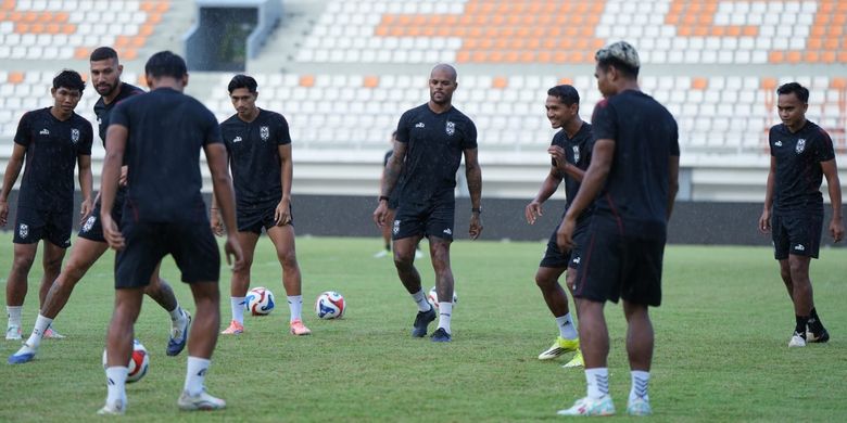 Penyerang Malut United, David Da Silva, dalam sesi latihan bersama rekan-rekannya menjelang pertandingan melawan Borneo FC pada pekan ke-34 Super League 2025-2026 di Stadion Segiri, Samarinda, Sabtu (23/5/2026).