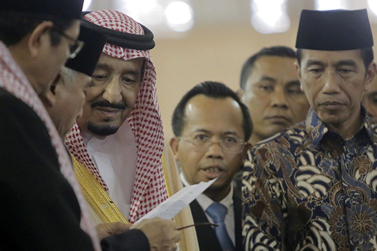 Raja Arab Saudi Salman bin Abdulaziz al-Saud dan Presiden Joko Widodo saat mendengarkan penjelasan dari pengurus masjid mengenai sejarah Masjid Istiqlal, Jakarta Pusat, Kamis (2/3/2017). Kunjungan Raja Salman ke Indonesia setelah 47 tahun lalu dalam rangka kerja sama bilateral Indonesia - Arab Saudi.