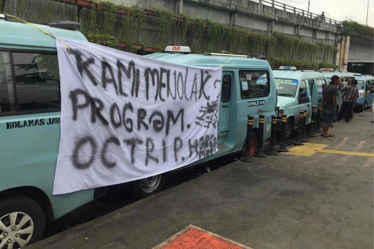 Puluhan sopir angkot Tanah Abang menolak sejumlah syarat program OK Otrip yang dianggap memberatkan, Kamis (22/2/2018).