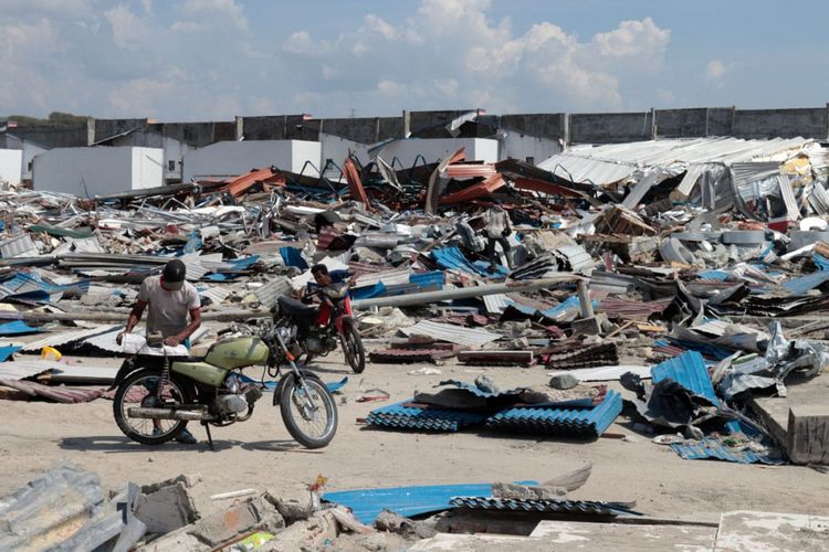 Kawasan pergudangan di Mamboro, Sulawesi Tengah, hancur diterjang tsunami pada Jumat (28/9/2018).

Dua orang mengangkut material yang didapat dari kawasan pergudangan.

Tsunami yang menerjang membuat kawasan pergudangan Mamboro luluh lantak.

Warga mengais barang yang berserakan di kawasan pergudangan Mamboro, Selasa (2/10/2018), setelah kawasan ini dihantam tsunami.