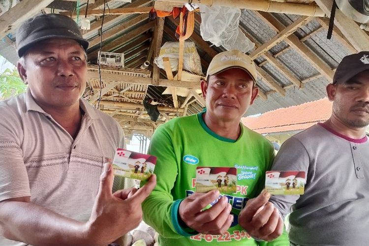 Sejumlah petani di Desa Krasak, Kabupaten Brebes, Jawa Tengah menunjukan kepemilikan Kartu Tani yang diharapkan program itu dihapus karena diklaim mempersulit mendapatkan pupuk subsidi,  sesuai kebutuhan, Senin (4/12/2023).