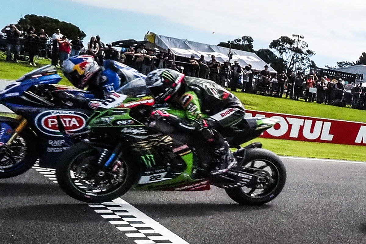 Tiga pebalap yang finish terdepan saat Race 1 World Superbike (WorldSBK) seri pertama di Sirkuit Philip Island, Australia, Sabtu (29/2/2020). Ketiganya adalah Toprak Razgatlioglu (biru, kiri), Alex Lowes (hijau, tengah) dan Scott Redding (merah, kanan).