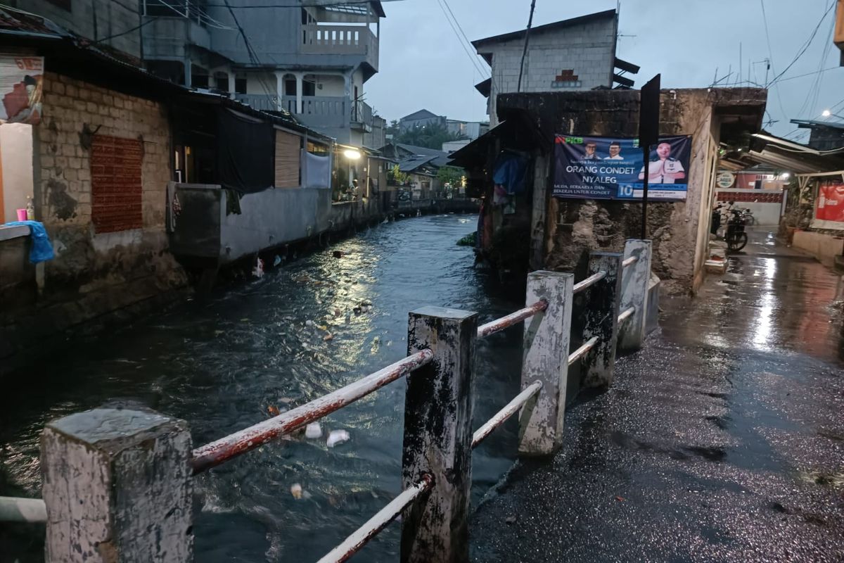 Lokasi jembatan penghubung RW 001 dan RW 006 Kelurahan Batu Ampar di Kecamatan Kramatjati, Jakarta Timur, yang sempat direndam banjir, Kamis (4/1/2024) sore.