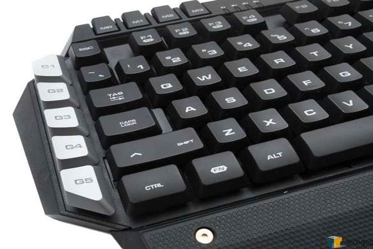 Keyboard gaming yang dilengkapi dengan tombol macro.