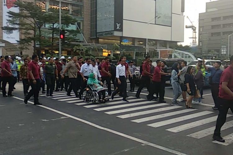 Gubernur DKI Jakarta Anies Baswedan turut mengajak ibunya meninjau pelican crossing di Bundaran Hotel Indonesia bersama Presiden Joko Widodo, Kamis (2/8/2018).