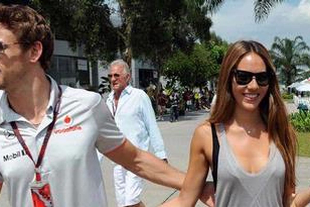 Jenson Button dan pacarnya, Jessica Michibata.