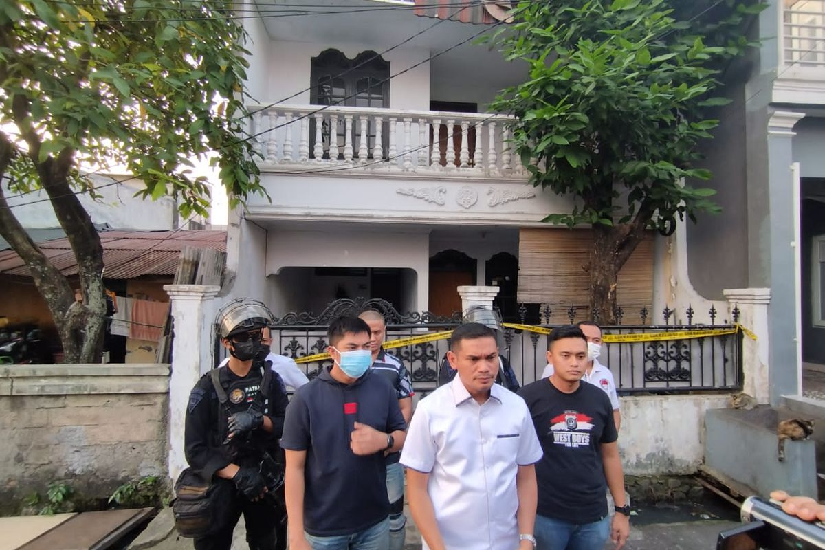Polres Metro Jakarta Barat menyegel sebuah rumah yang dikontrak pengedar untuk mendistribusikan narkoba, di kawasan rawan peredaran narkoba Kampung Ambon, di Jalan Virus, Kompleks Permata, Cengkareng, Jakarta Barat,  Kamis (28/7/2022)
