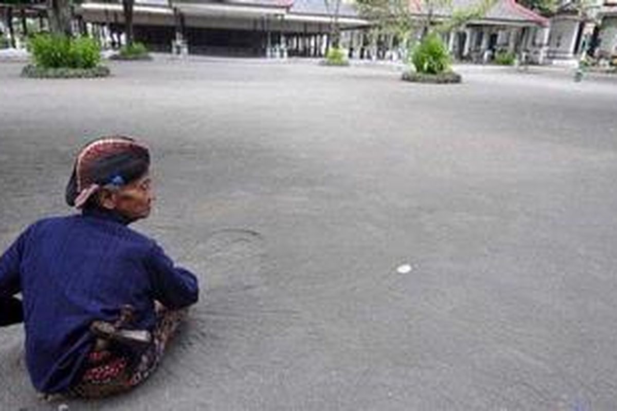 Abdi dalem Darno Pawoko berjaga di seberang Bangsal Kencono di kompleks Keraton Yogyakarta, Yogyakarta, Kamis (18/11/2010). Keraton Yogyakarta merupakan salah satu daya tarik wisata Kota Yogyakarta.